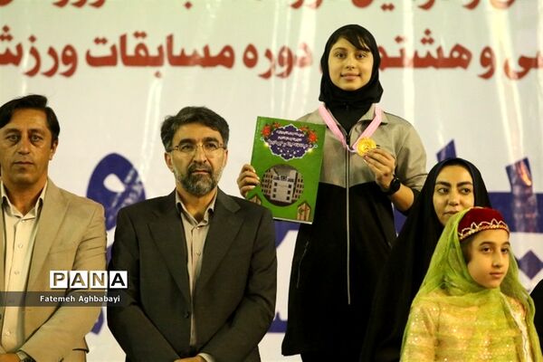 اهدای مدال روز اول و دوم مسابقات دو و میدانی دختران در شهرکرد