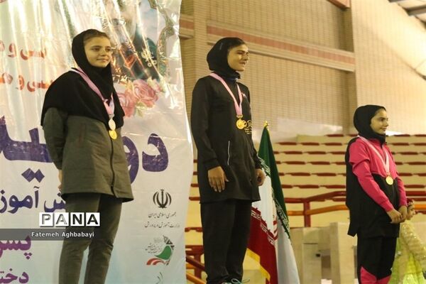 اهدای مدال روز اول و دوم مسابقات دو و میدانی دختران در شهرکرد