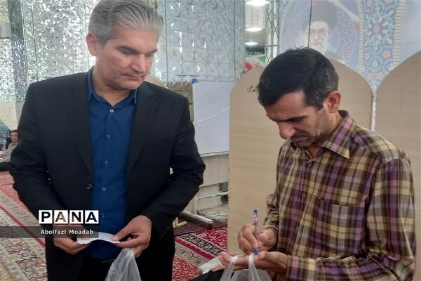 میز خدمت مسئولان کاشمر در نماز جمعه