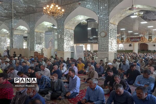 میز خدمت مسئولان کاشمر در نماز جمعه