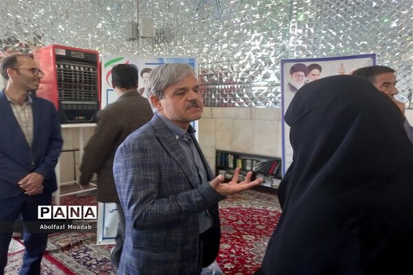 میز خدمت مسئولان کاشمر در نماز جمعه