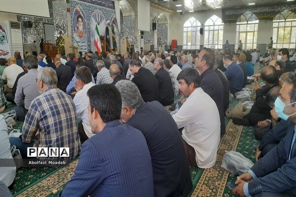 میز خدمت مسئولان کاشمر در نماز جمعه