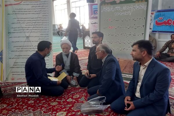 میز خدمت مسئولان کاشمر در نماز جمعه