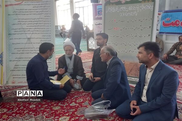 میز خدمت مسئولان کاشمر در نماز جمعه