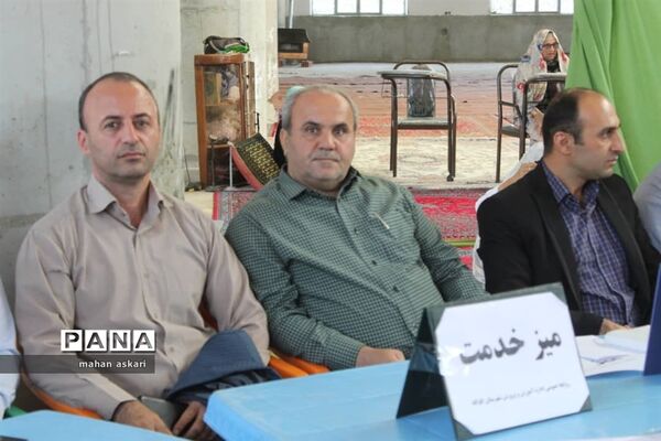 برپایی میز خدمت و تقدیر از کارمندان نمونه در گلوگاه