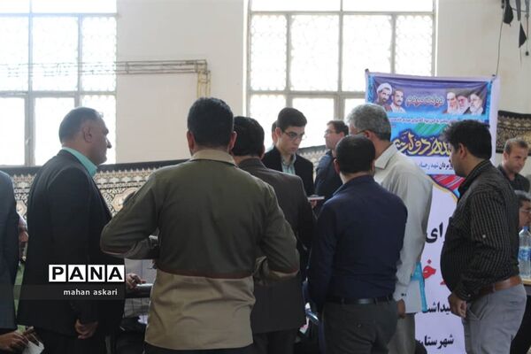 برپایی میز خدمت و تقدیر از کارمندان نمونه در گلوگاه