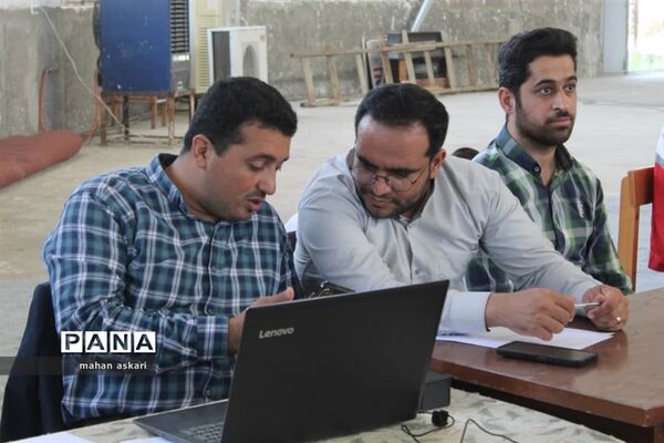 برپایی میز خدمت و تقدیر از کارمندان نمونه در گلوگاه