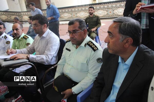 برپایی میز خدمت و تقدیر از کارمندان نمونه در گلوگاه