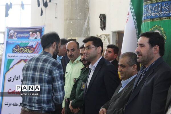 برپایی میز خدمت و تقدیر از کارمندان نمونه در گلوگاه