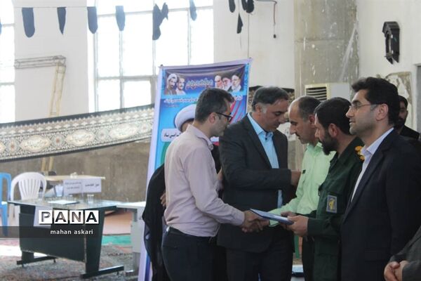 برپایی میز خدمت و تقدیر از کارمندان نمونه در گلوگاه