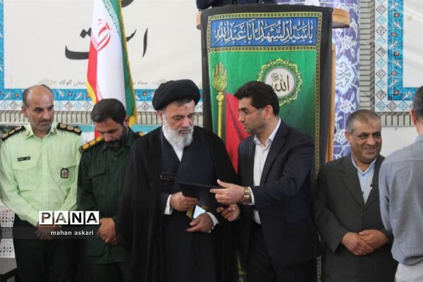 برپایی میز خدمت و تقدیر از کارمندان نمونه در گلوگاه