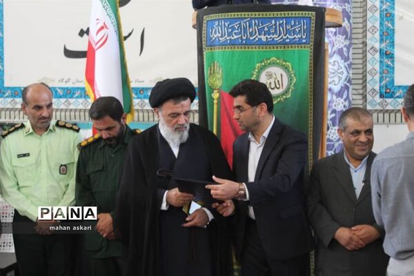 برپایی میز خدمت و تقدیر از کارمندان نمونه در گلوگاه