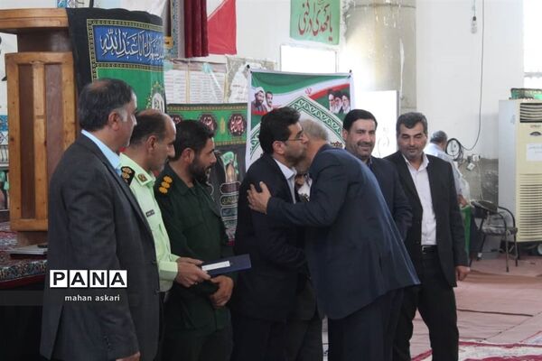 برپایی میز خدمت و تقدیر از کارمندان نمونه در گلوگاه