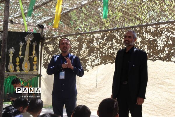 برپایی نماز جماعت در اردوی قطبی دانش آموزان