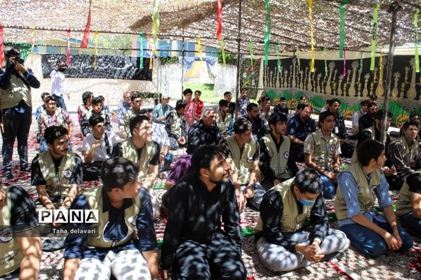 برپایی نماز جماعت در اردوی قطبی دانش آموزان