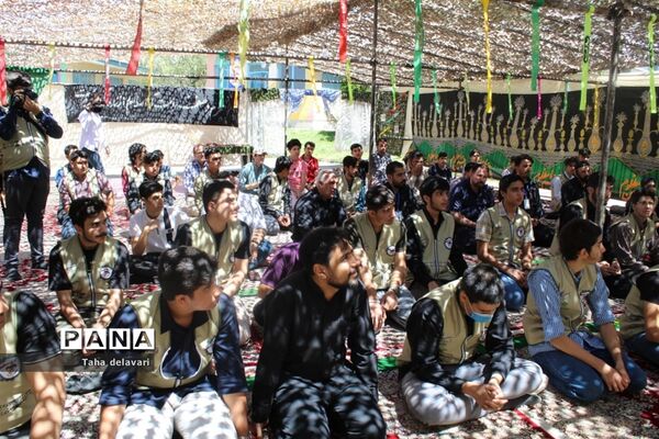 برپایی نماز جماعت در اردوی قطبی دانش آموزان