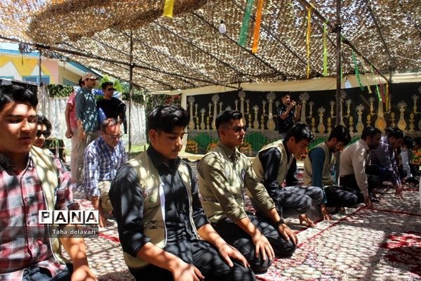 برپایی نماز جماعت در اردوی قطبی دانش آموزان