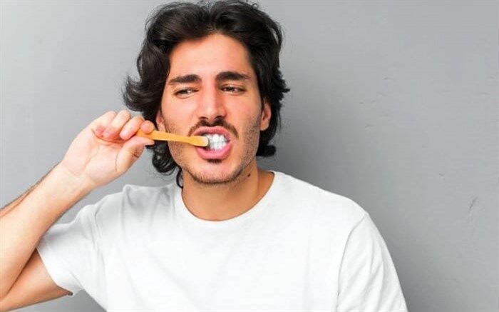 مسواک بعد از صبحانه یا قبل از آن؛ کدام بهتر است؟