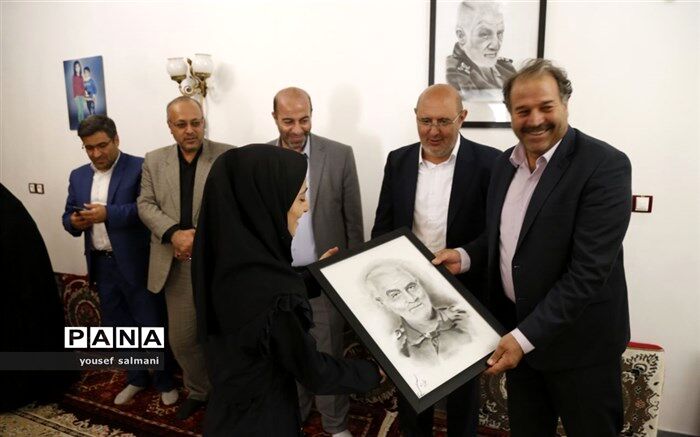 تجلیل از دانش‌آموز هنرمند اهری