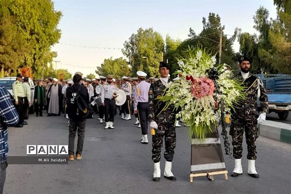 غبارروبی مزار شهدای قم با حضور کارکنان پدافند هوایی ارتش