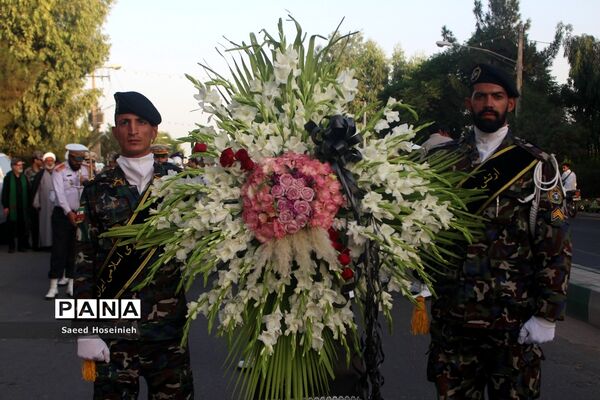 غبارروبی مزار شهدای قم با حضور کارکنان پدافند هوایی ارتش