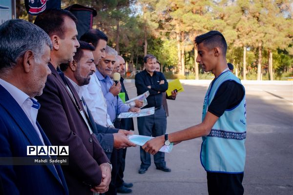 صبحگاه آخرین روز از اردوی قطبی دانش‌آموزان عضو سازمان دانش‌آموزی در اصفهان