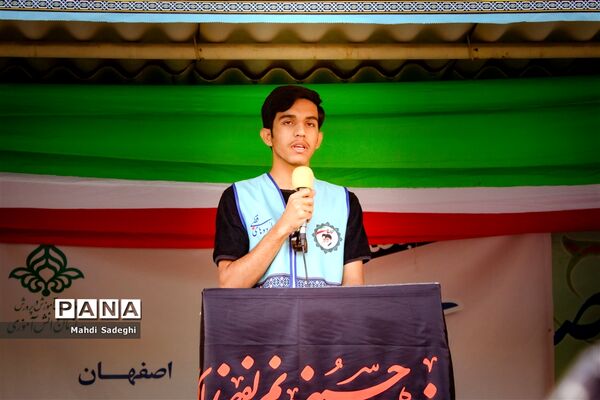 صبحگاه آخرین روز از اردوی قطبی دانش‌آموزان عضو سازمان دانش‌آموزی در اصفهان