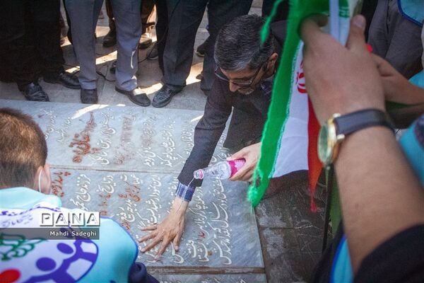 بازدید دانش‌آموزان شرکت‌کننده در اردوی قطبی از گلستان شهداء اصفهان