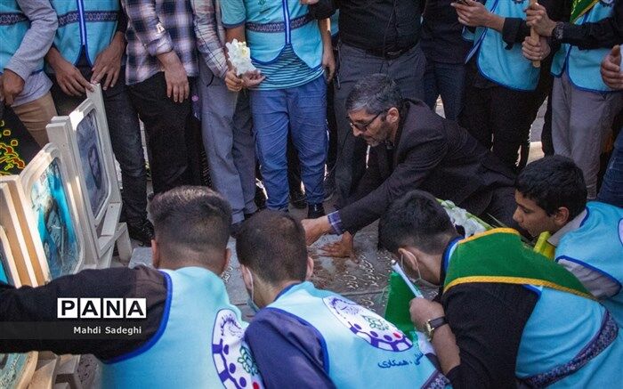 غبار روبی  قبور شهدا توسط دانش‌آموزان عضو سازمان دانش‌آموزی در گلستان شهداء اصفهان