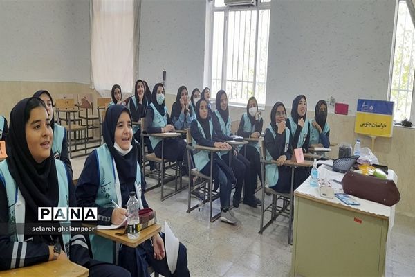 برگزاری کلاس آموزشی (قطب‌نما و قبله‌نما) برای اعضای اعزامی به اردوی قطبی گلستان