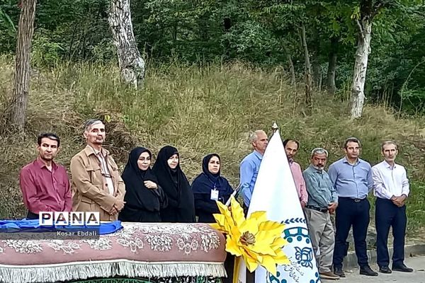 دریافت پرچم‌های افتخار خلاقیت و نوآوری  دیانت و معنویت و شور و نشاط توسط اعضای سازمان دانش‌آموزی گلستان‌