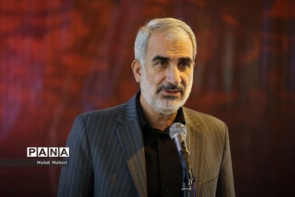 حضور وزیر آموزش و پرورش بر سر مزار شهیدان رجایی و باهنر