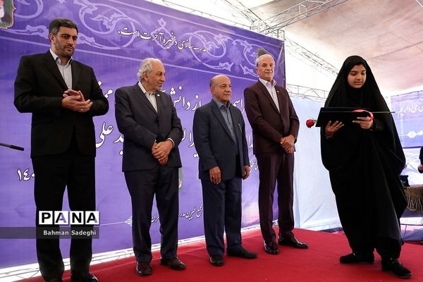 مراسم تجلیل از دانش‌آموزان ممتاز و نخبه مدارس خیرساز