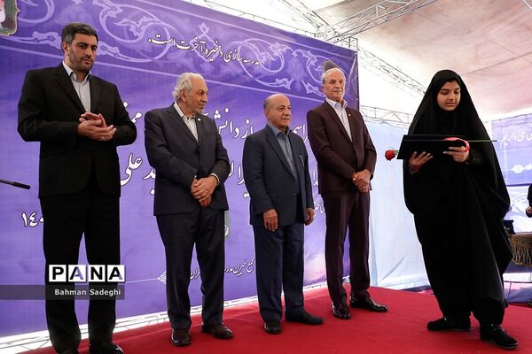 مراسم تجلیل از دانش‌آموزان ممتاز و نخبه مدارس خیرساز
