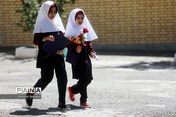 مراسم تجلیل از دانش‌آموزان ممتاز و نخبه مدارس خیرساز