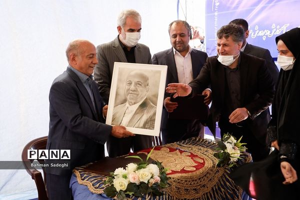 مراسم تجلیل از دانش‌آموزان ممتاز و نخبه مدارس خیرساز