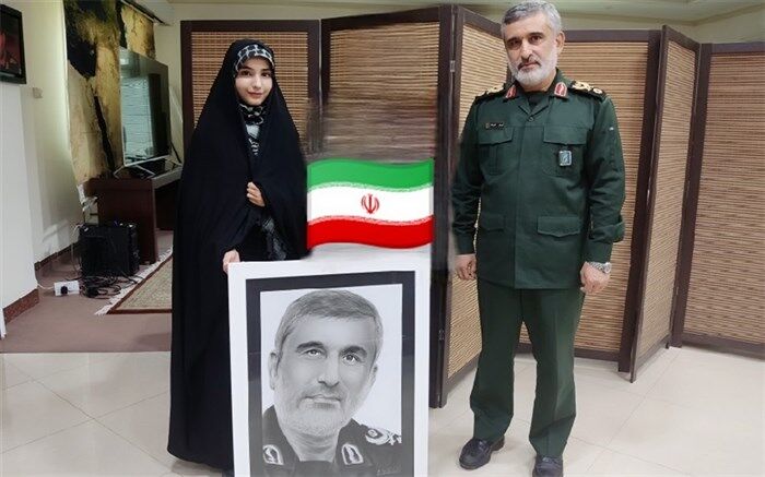 تقدیم تابلو نقاشی سردار «حاجی زاده» از سوی رئیس مجلس دانش‌آموزی قم