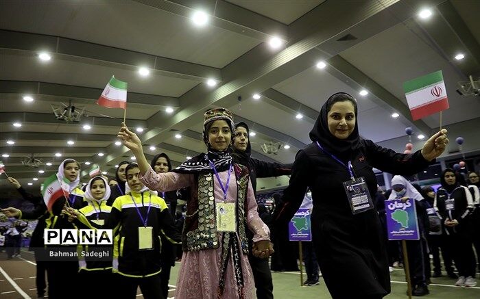 قدردانی از دختران و مادران شرکت‌کننده در اولین جشنواره فرهنگی ورزشی دانش‌آموزان ابتدایی