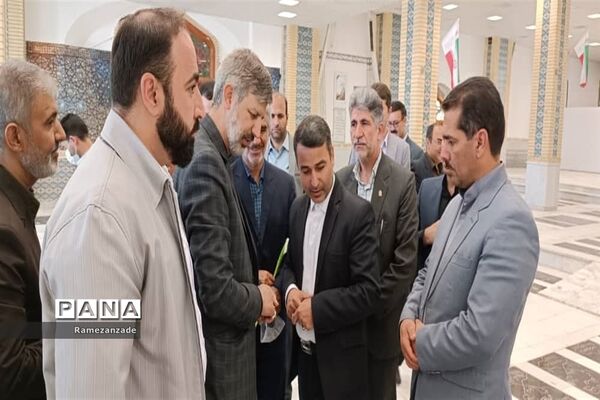 ادای احترام معاون پرورشی و‌فرهنگی وزارت آموزش و‌پرورش به ساحت شهدا
