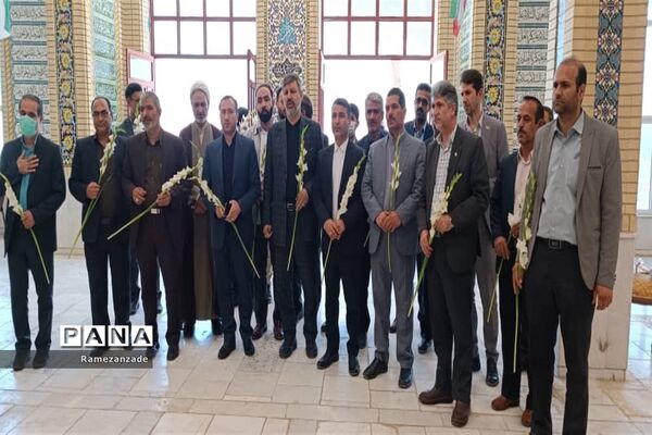 ادای احترام معاون پرورشی و‌فرهنگی وزارت آموزش و‌پرورش به ساحت شهدا
