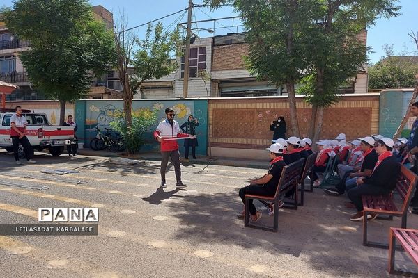 آموزش چادرزنی در پایگاه اوقات فراغت سازمان دانش‌آموزی فشافویه