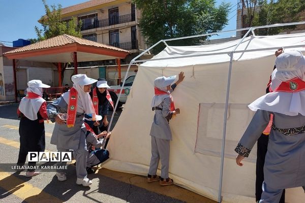 آموزش چادرزنی در پایگاه اوقات فراغت سازمان دانش‌آموزی فشافویه