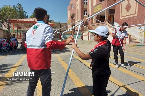 آموزش چادرزنی در پایگاه اوقات فراغت سازمان دانش‌آموزی فشافویه