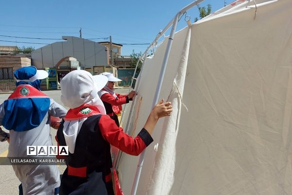 آموزش چادرزنی در پایگاه اوقات فراغت سازمان دانش‌آموزی فشافویه