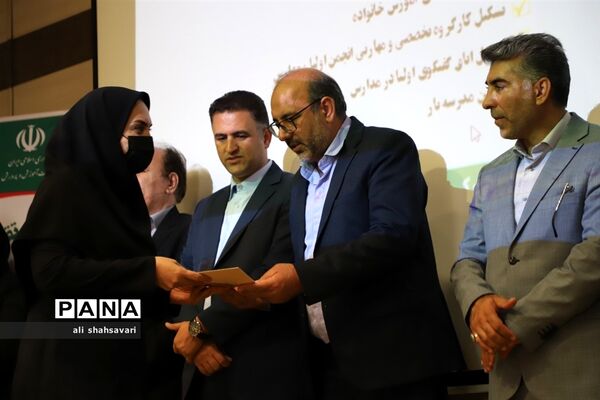 تجلیل از برگزیدگان جشنواره تجارب برتر استان کرمانشاه
