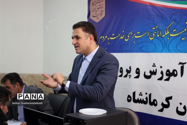 میز خدمت آموزش و پرورش کرمانشاه همزمان با گرامیداشت هفته دولت
