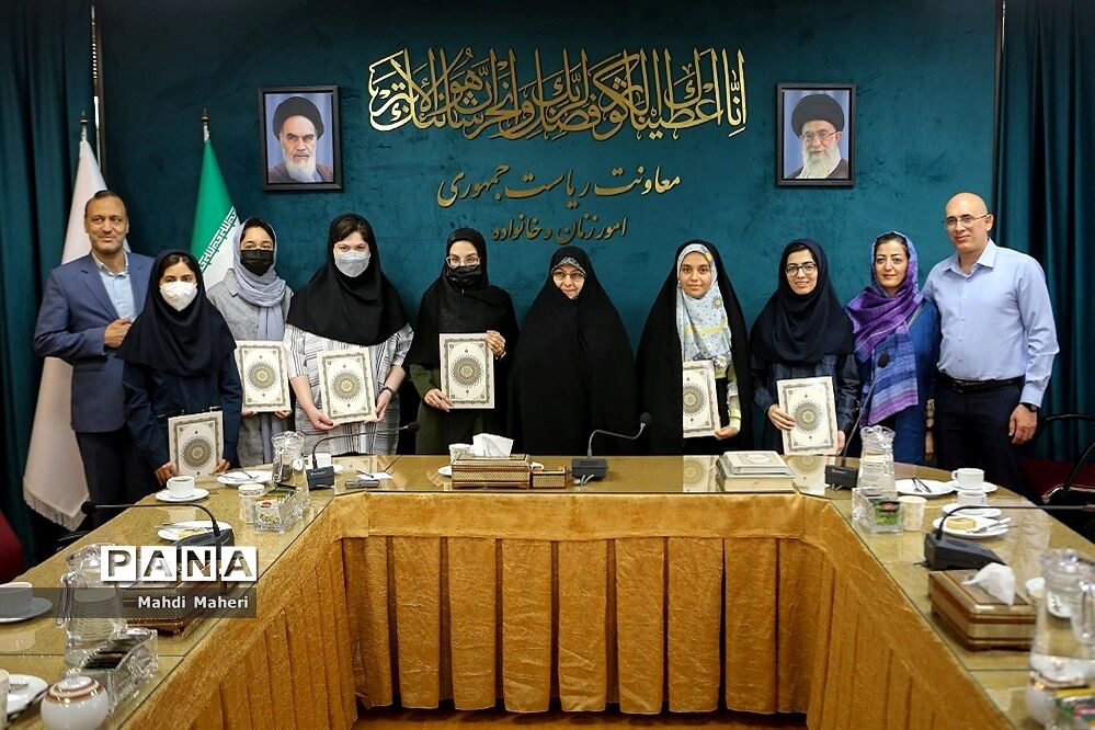نشست معاون رئیس‌جمهوری در امور زنان و خانواده با رتبه‌های برتر کنکور سراسری