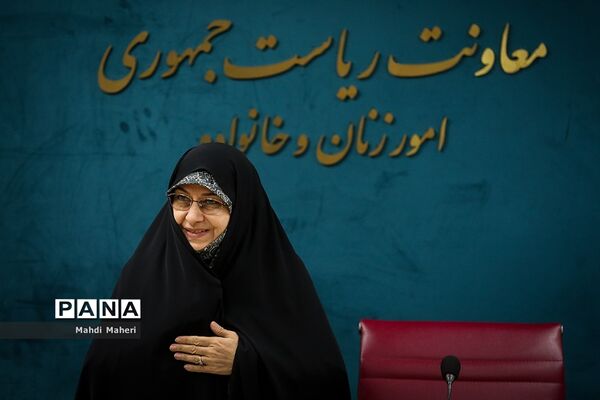 نشست معاون رئیس‌جمهوری در امور زنان و خانواده با رتبه‌های برتر کنکور سراسری