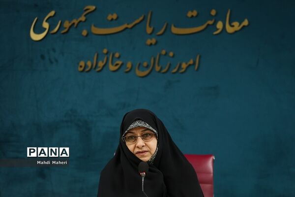 نشست معاون رئیس‌جمهوری در امور زنان و خانواده با رتبه‌های برتر کنکور سراسری