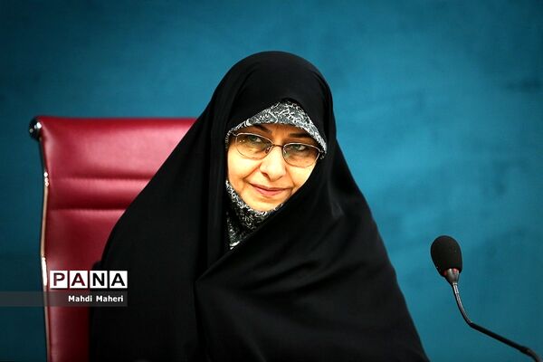 نشست معاون رئیس‌جمهوری در امور زنان و خانواده با رتبه‌های برتر کنکور سراسری